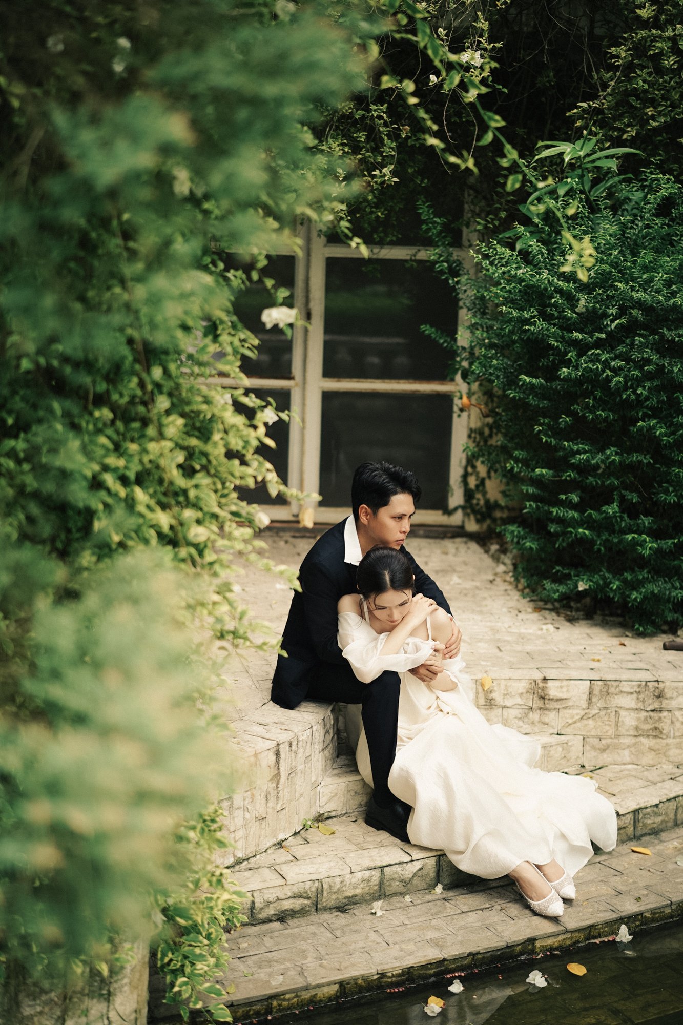 Pre-wedding by a garden pond — Pre-wedding, photo 29, Khuất Quang Huy