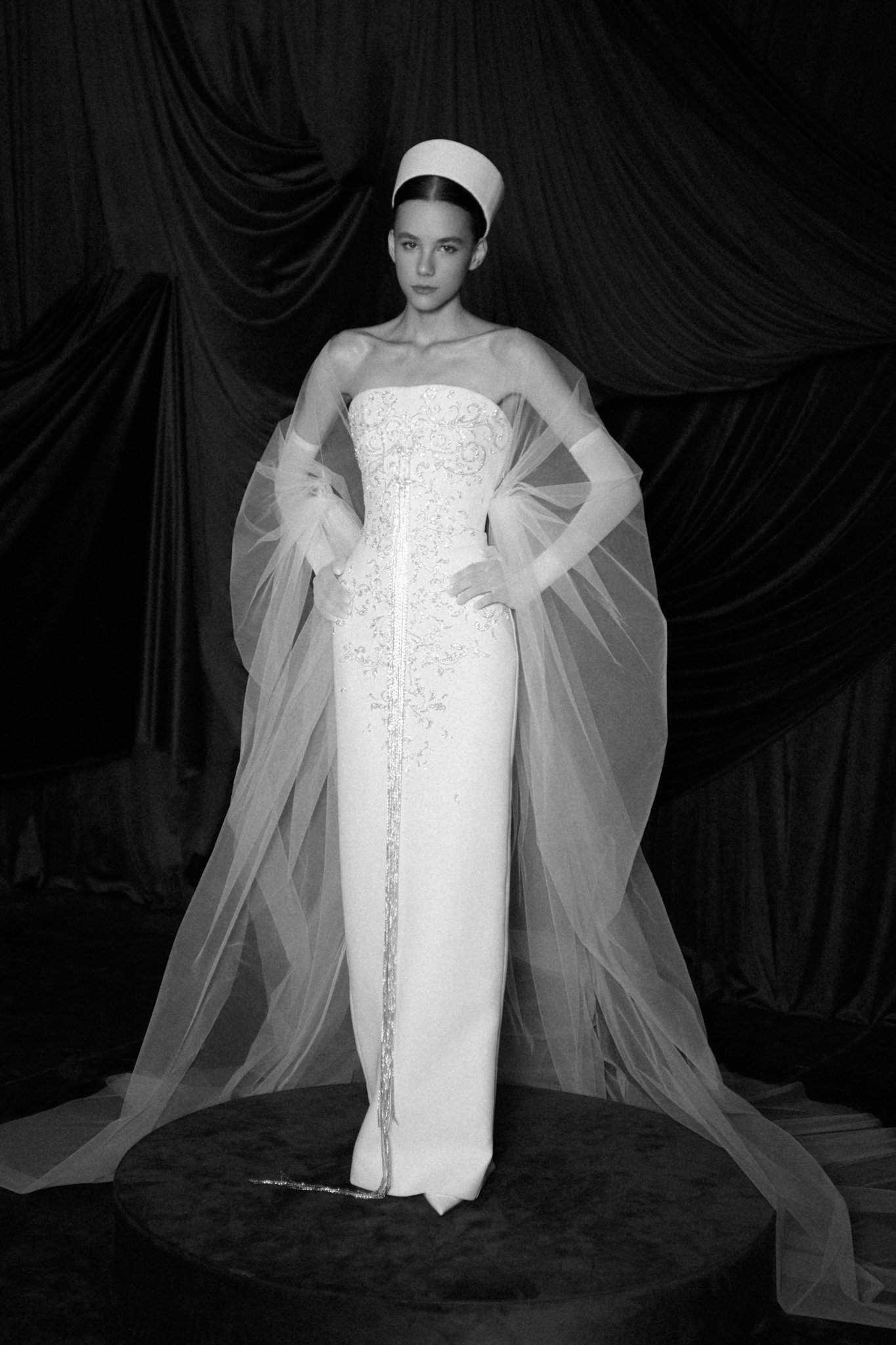 Người mẫu mặc váy cưới HuyTran Bridal, ảnh đen trắng