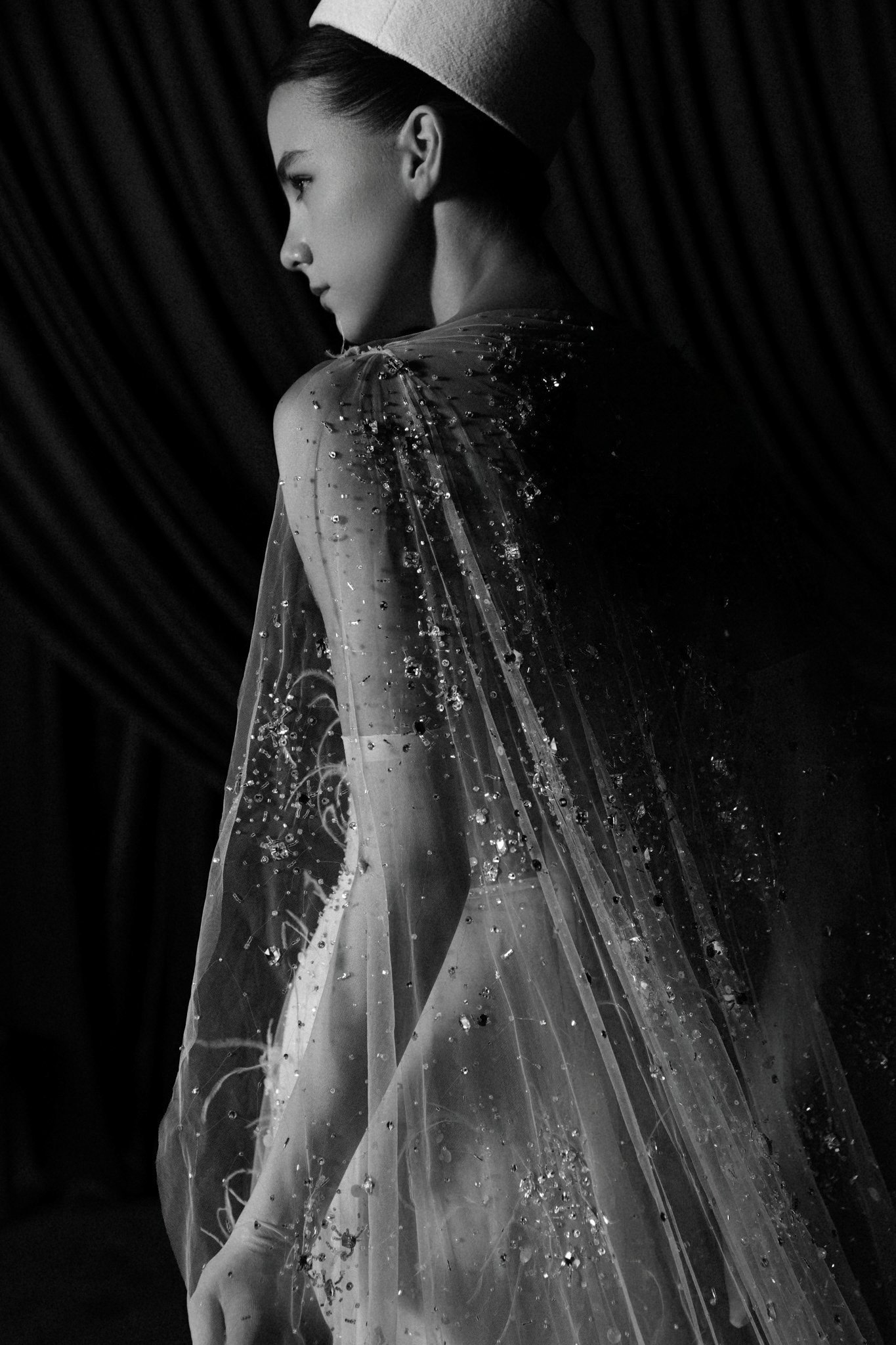 Áo choàng voan đính cườm nhìn từ sau lưng, lookbook HuyTran Bridal