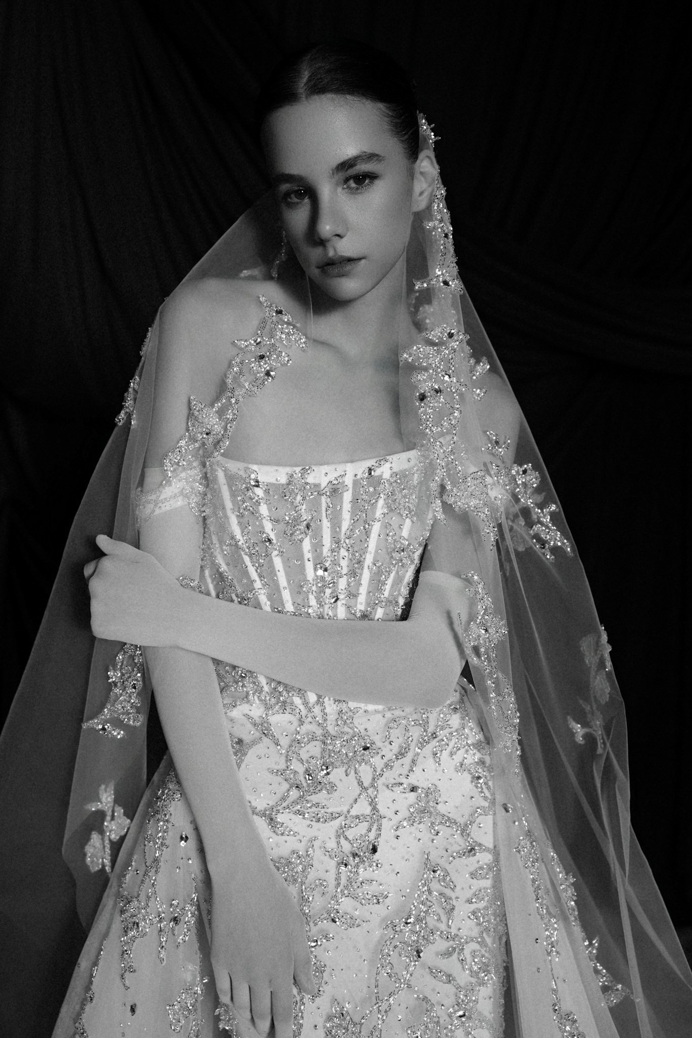 Người mẫu khoác voan cưới thêu ren, lookbook HuyTran Bridal