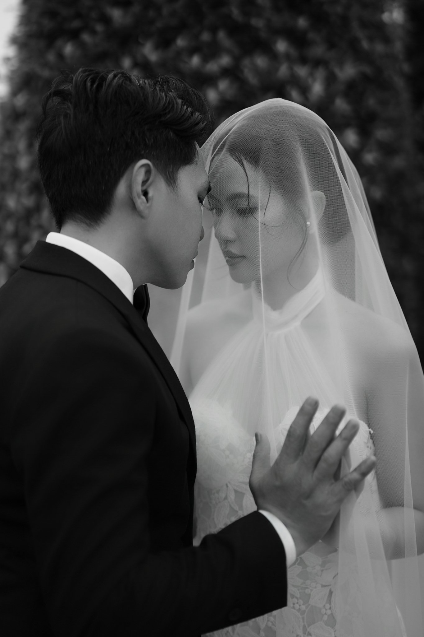 Pre-wedding by a garden pond — Pre-wedding, photo 13, Khuất Quang Huy