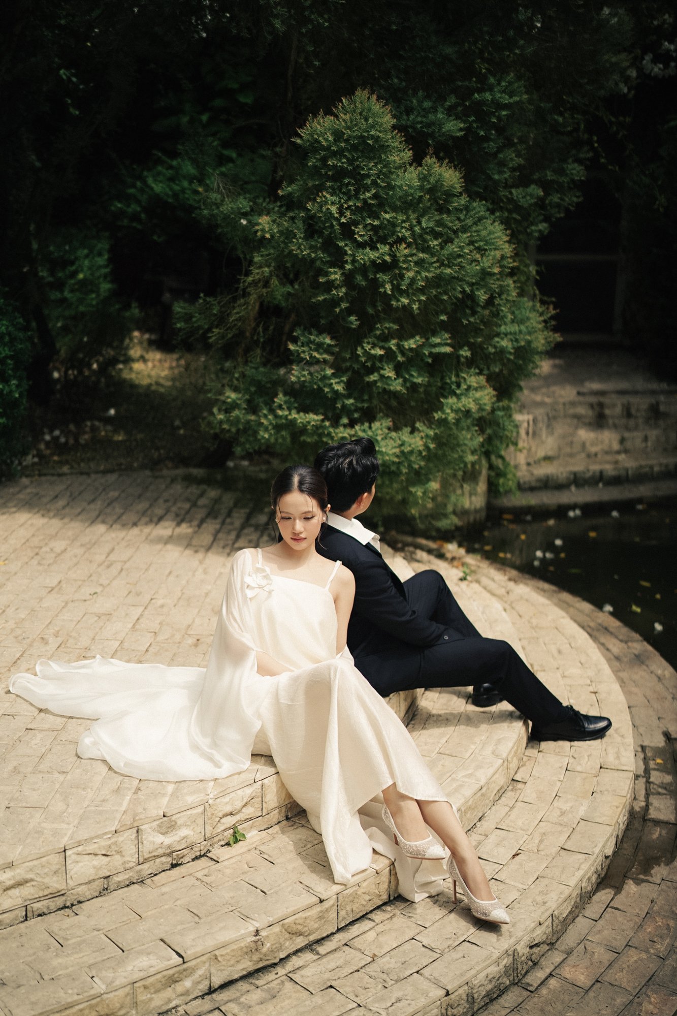 Pre-wedding by a garden pond — Pre-wedding, photo 19, Khuất Quang Huy
