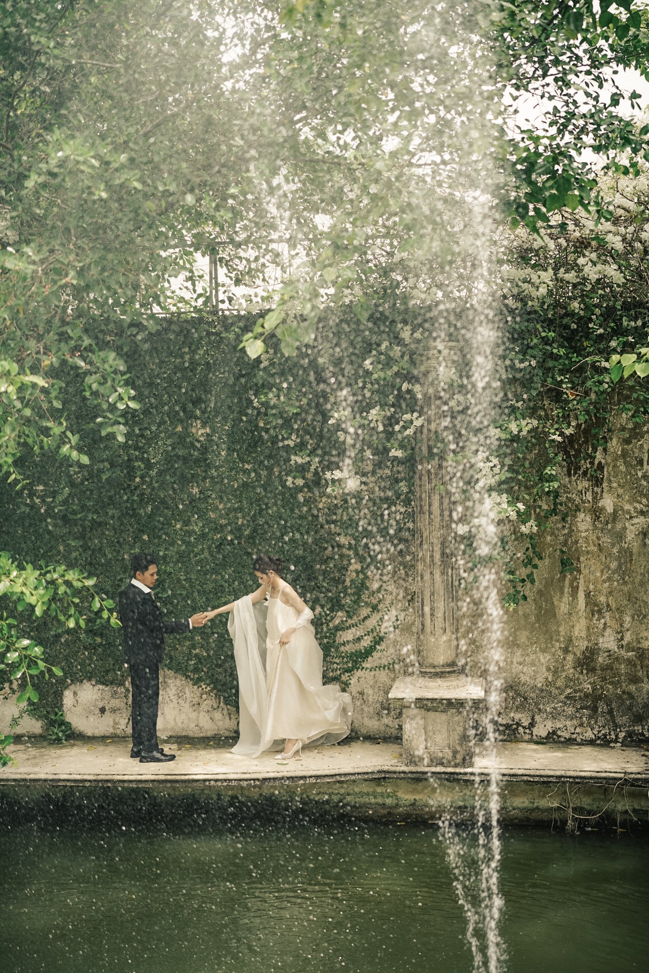 Pre-wedding by a garden pond — Pre-wedding, photo 32, Khuất Quang Huy