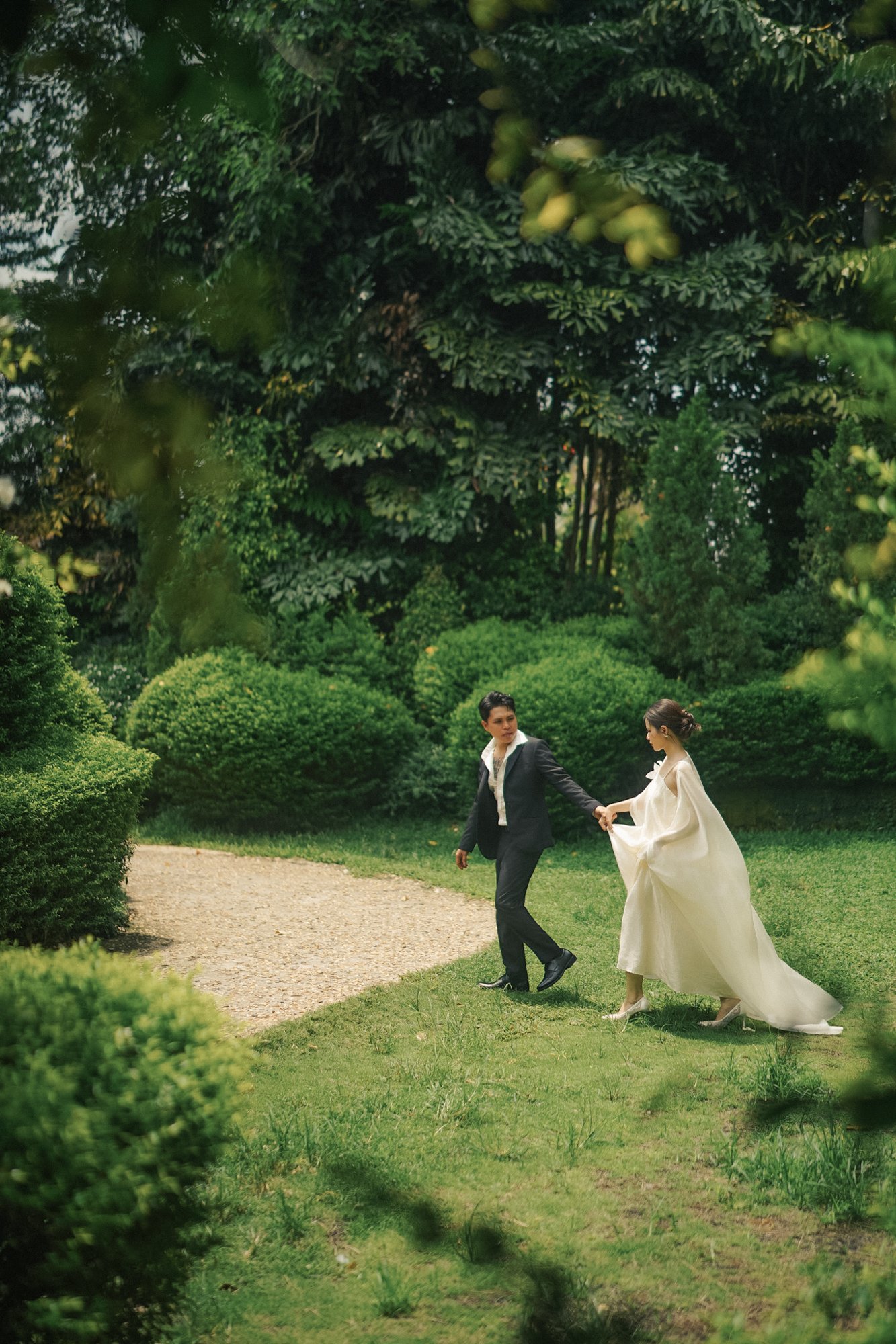 Pre-wedding by a garden pond — Pre-wedding, photo 39, Khuất Quang Huy
