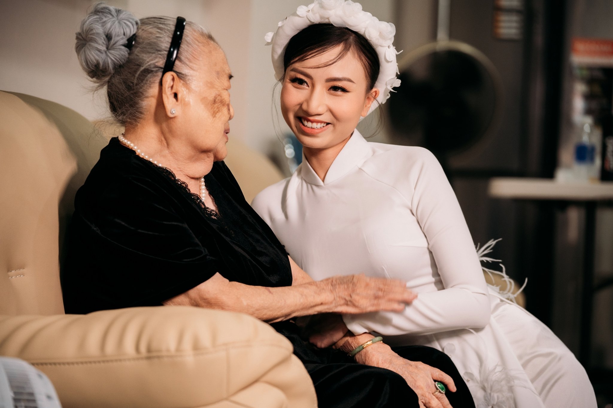 Cô dâu Trúc Anh trong áo dài, cười bên người thân ngày lễ gia tiên